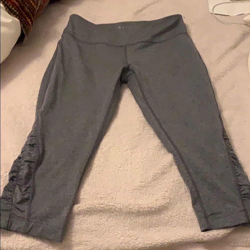 Grey cropped athletic leggings